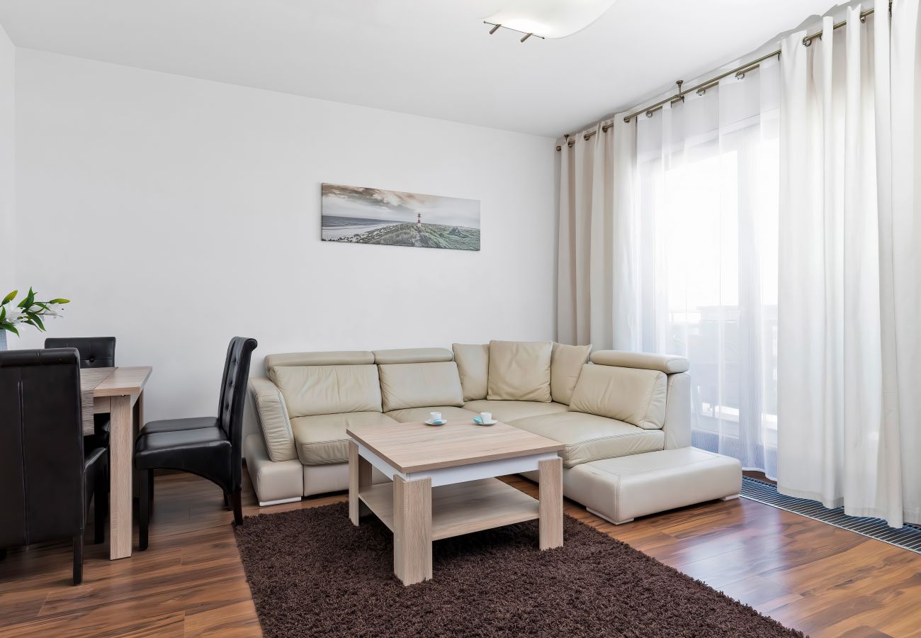 salon, sofa, stolik kawowy, telewizor, stół, krzesła, jadalnia, mieszkanie, wnętrze, wynajem, apartament