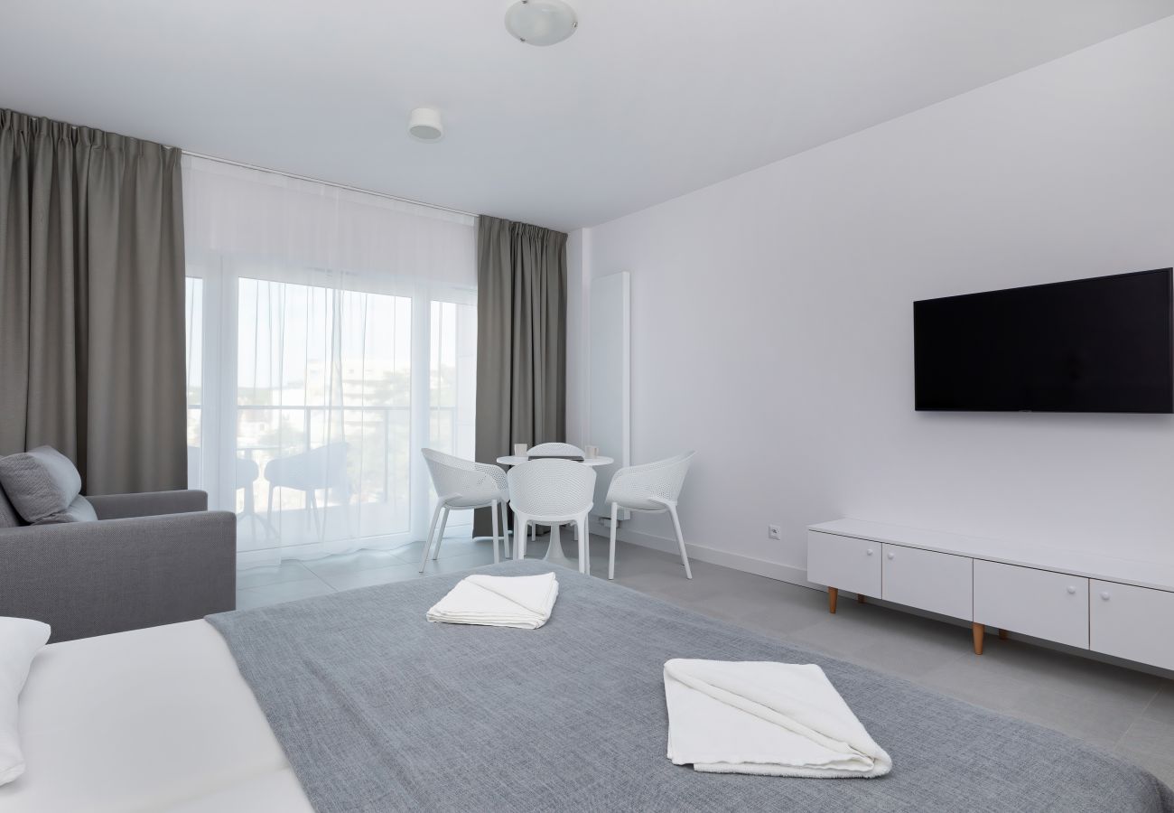 apartament, wynajem, salon, łóżko pojedyncze, pościel, sofa