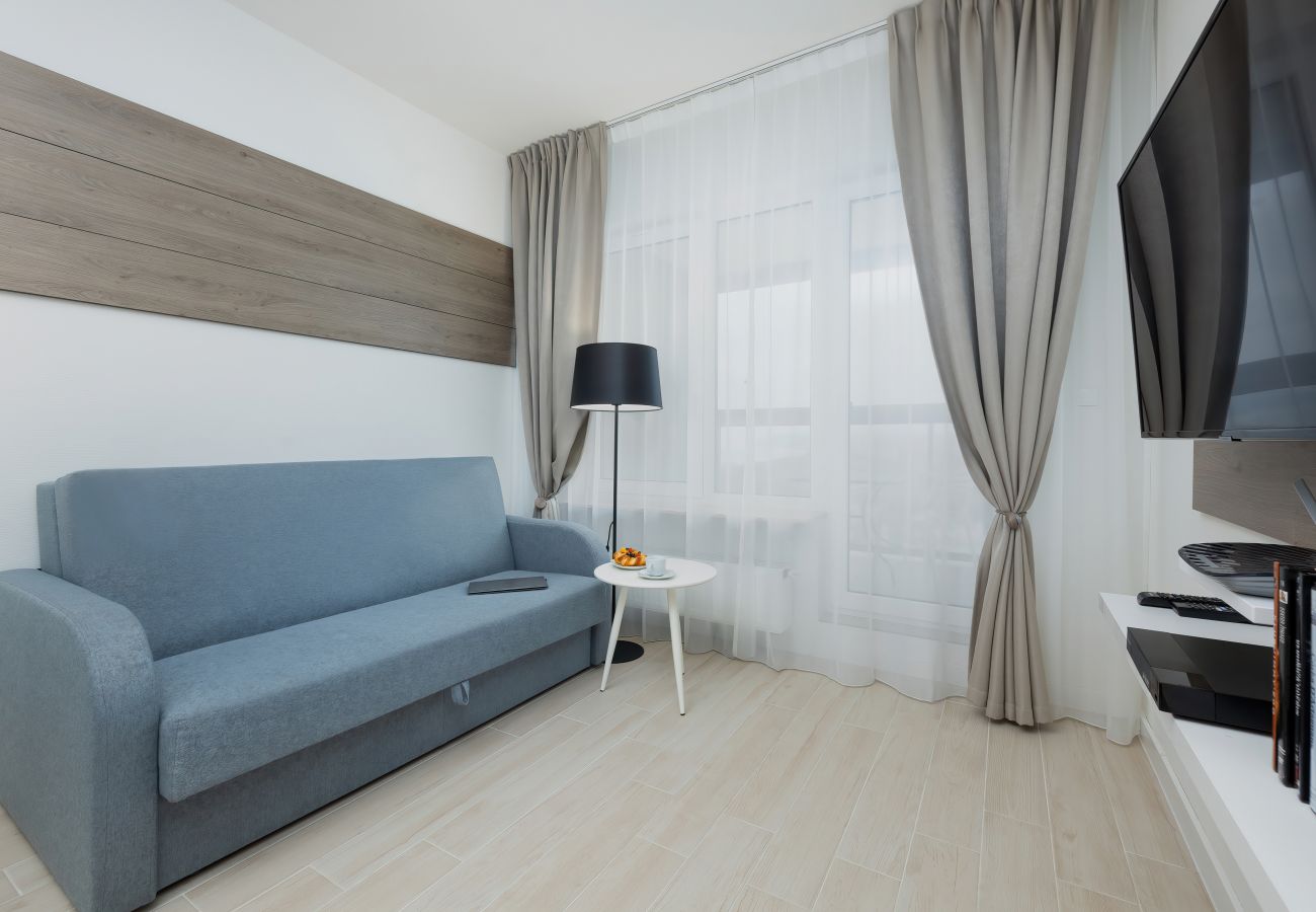 apartament, wynajem, salon, sofa, stół, aneks kuchenny