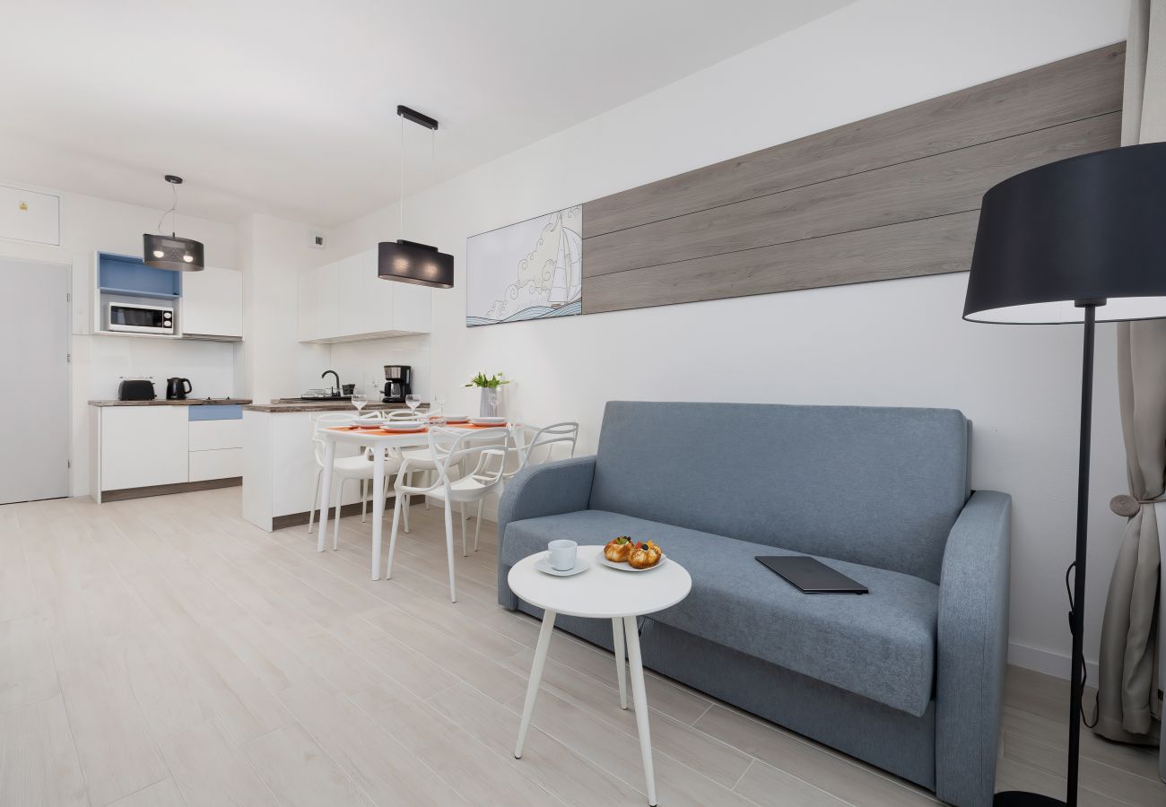 apartament, wynajem, salon, sofa, stół, aneks kuchenny