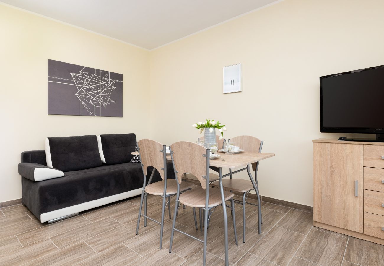 salon, sofa, jadalnia, stół, krzesła, telewizor, aneks kuchenny, apartament, wnętrze, wynajem