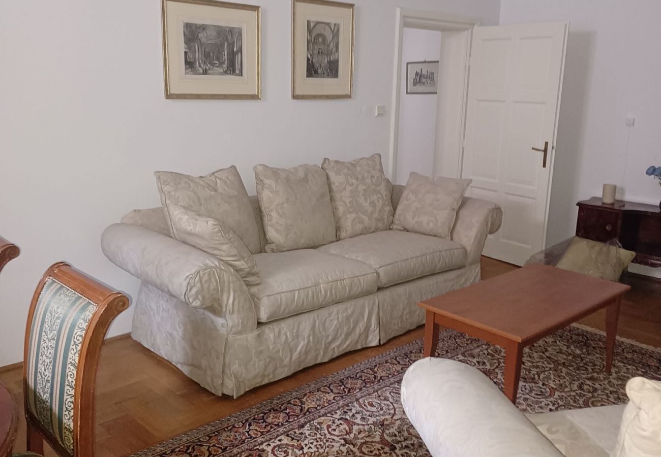 Apartament w Kraków - Rynek Główny w Krakowie | Przestronny apartament z kamienicy