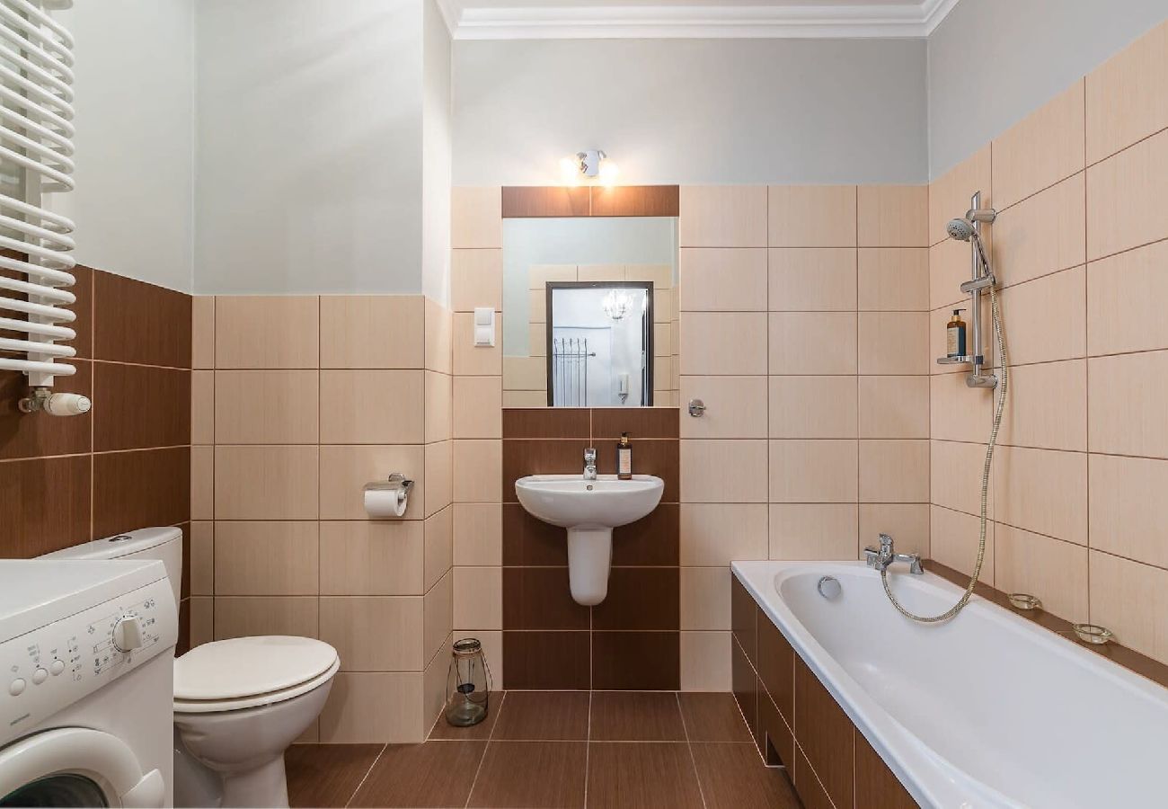 Apartament w Warszawa - Przestronny apartament niedaleko metra oraz galerii handlowej