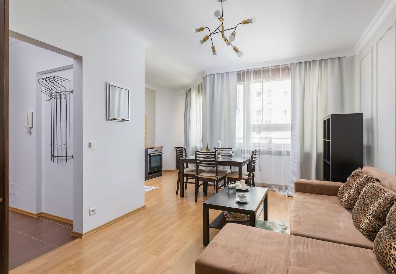 Apartament w Warszawa - Przestronny apartament niedaleko metra oraz galerii handlowej