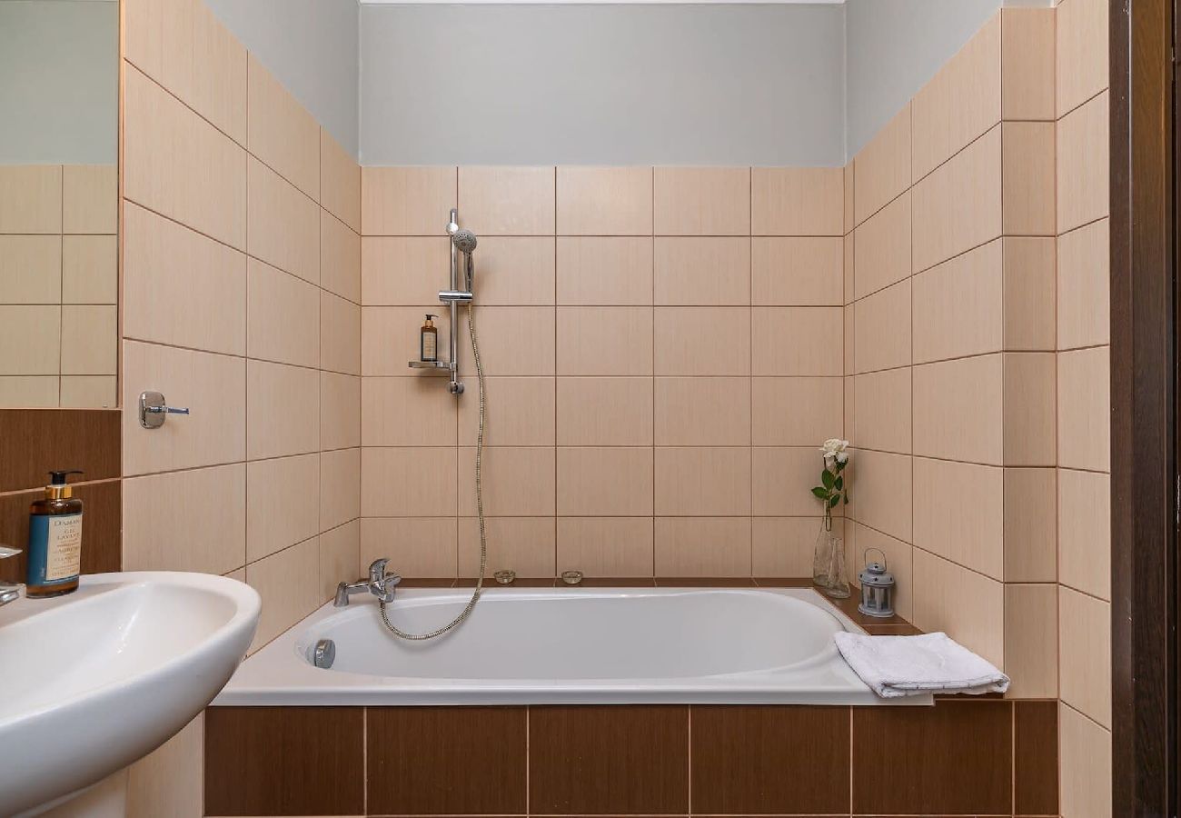 Apartament w Warszawa - Przestronny apartament niedaleko metra oraz galerii handlowej