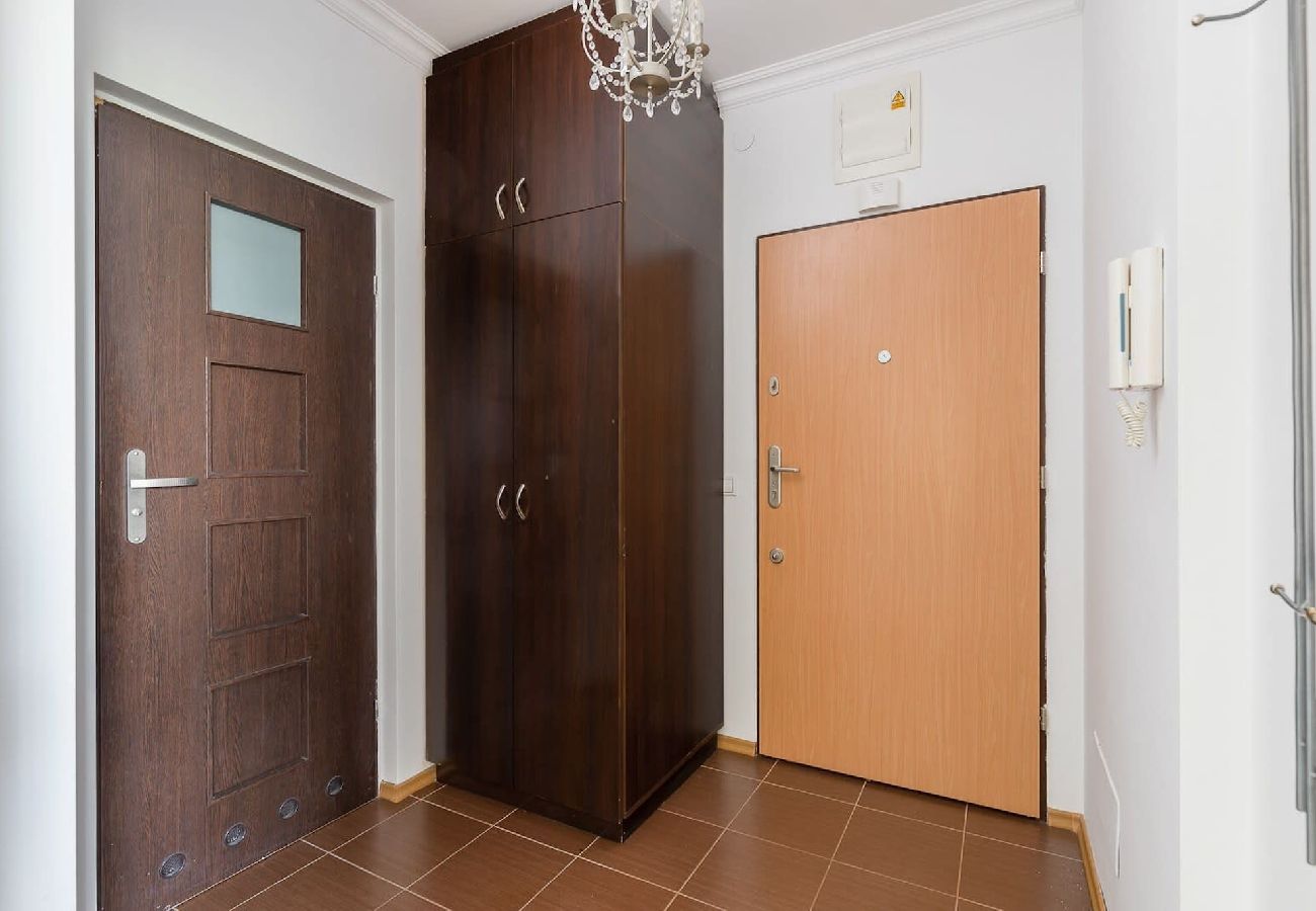 Apartament w Warszawa - Przestronny apartament niedaleko metra oraz galerii handlowej