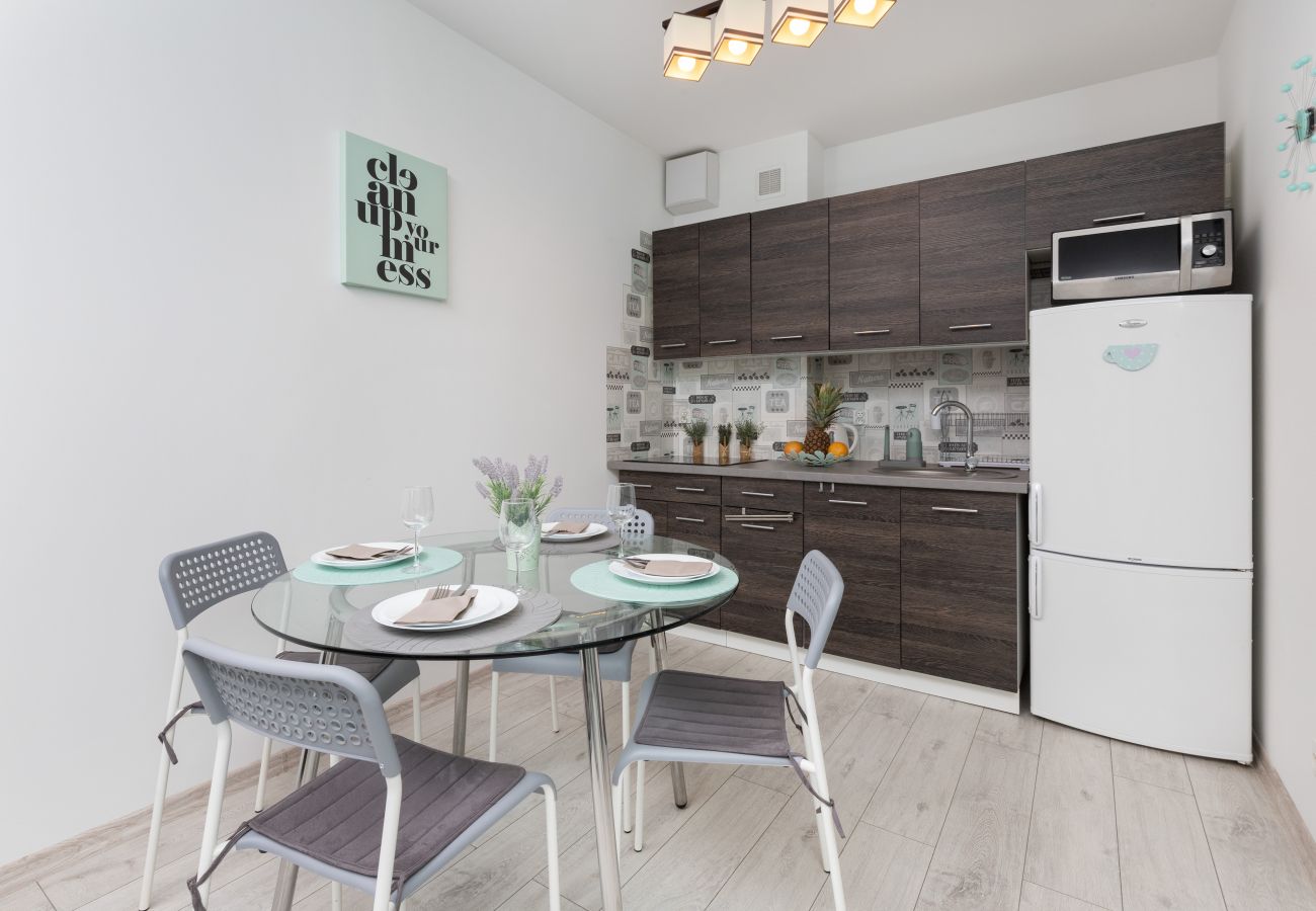 Apartament w Gdańsk - Nowoczesny Pastelowy Apartament z 1 Sypialnią i Miejscem Parkingowym