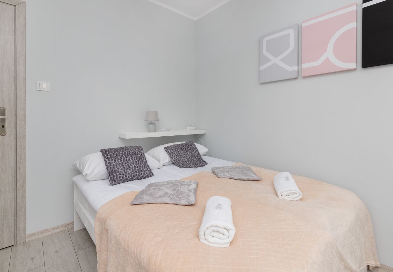 Apartament w Gdańsk - Nowoczesny Pastelowy Apartament z 1 Sypialnią i Miejscem Parkingowym