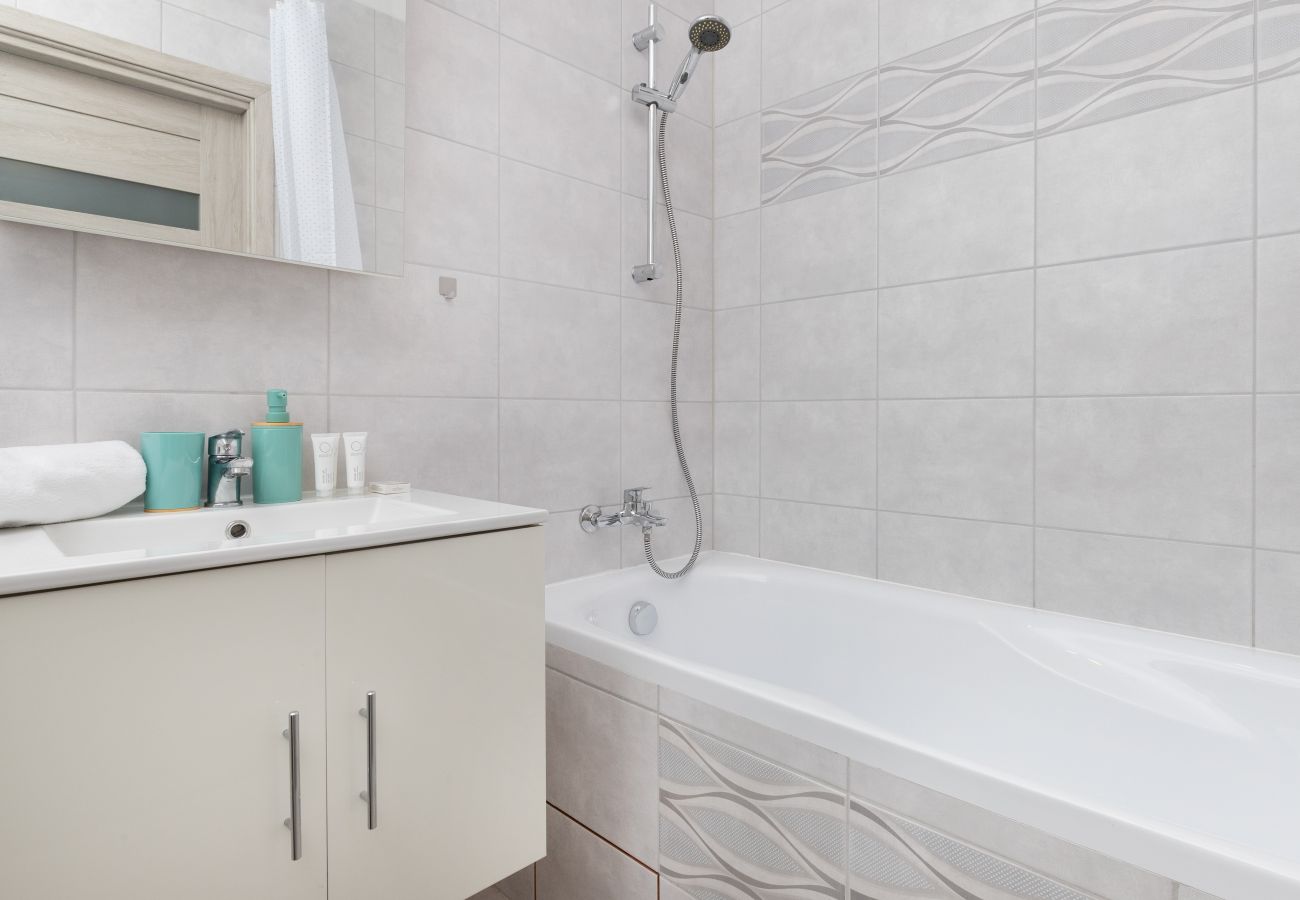 Apartament w Gdańsk - Nowoczesny Pastelowy Apartament z 1 Sypialnią i Miejscem Parkingowym