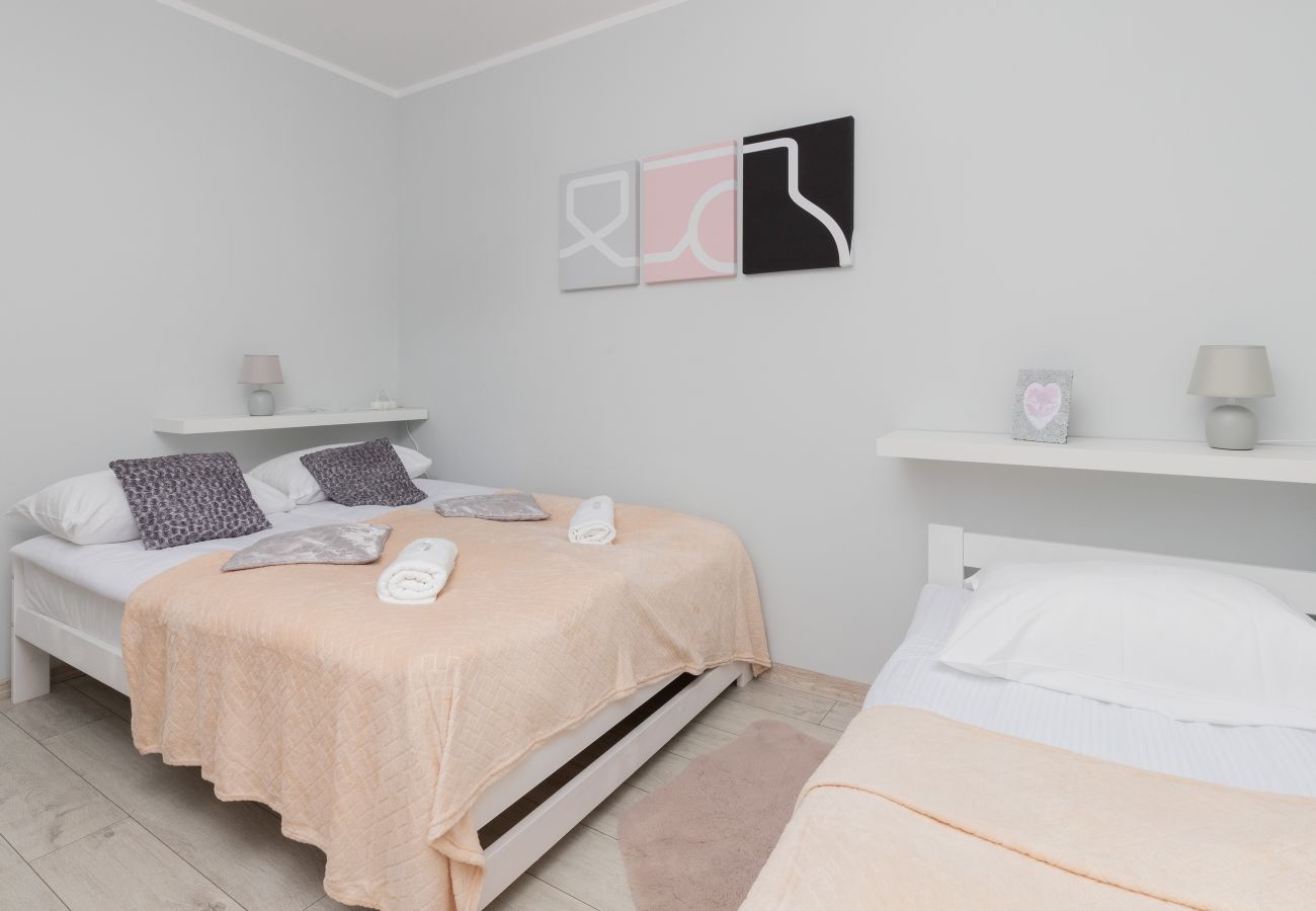 Apartament w Gdańsk - Nowoczesny Pastelowy Apartament z 1 Sypialnią i Miejscem Parkingowym