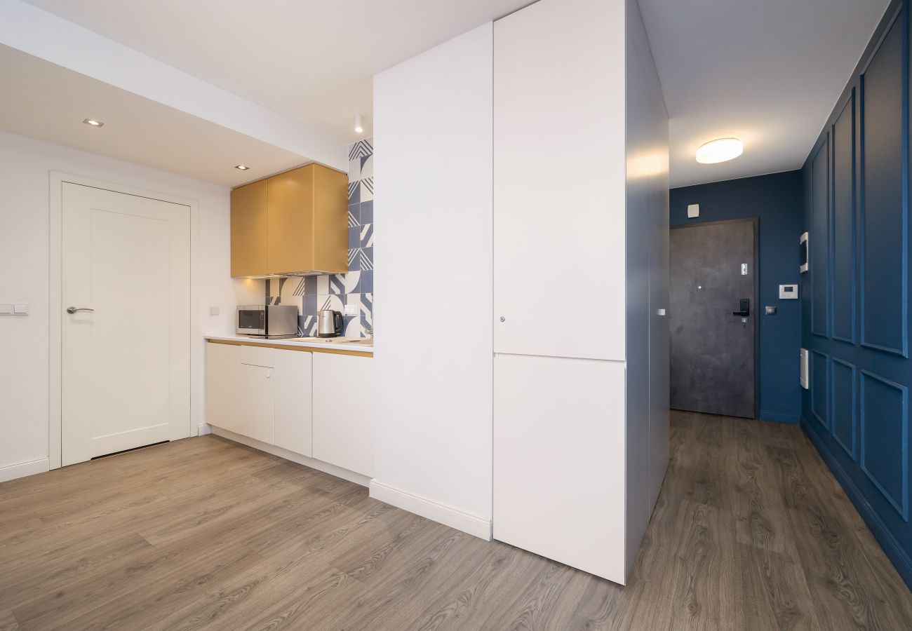 Apartament w Kraków - Halicka 5 | Niebiesko-zielony Apartament | Jasnoróżowa Sypialnia | Kraków