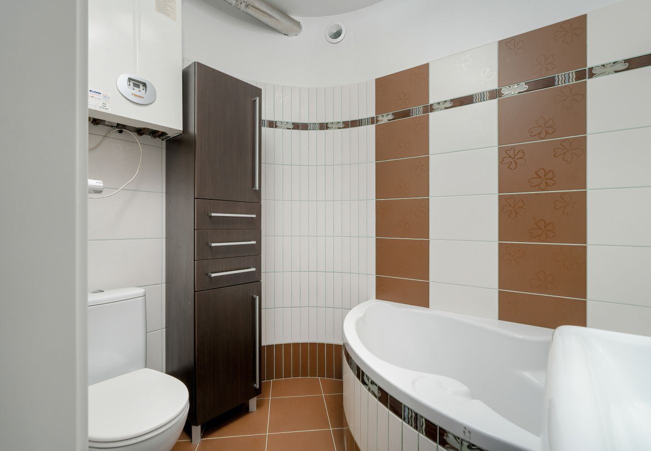 Apartament w Poznań - Żmigrodzka 15B | Dwupoziomowy Apartament | Jedna Sypialnia | Biurko do Pracy Zdalnej | Umeblowany Balkon | Poznań