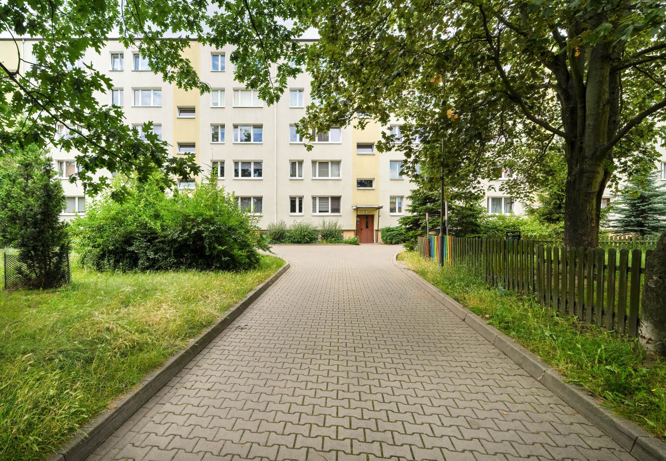 Apartament w Poznań - Os. Pod Lipami 2F | Apartament z Jedną Sypialnią | 4 Osoby | Umeblowany Balkon | Poznań