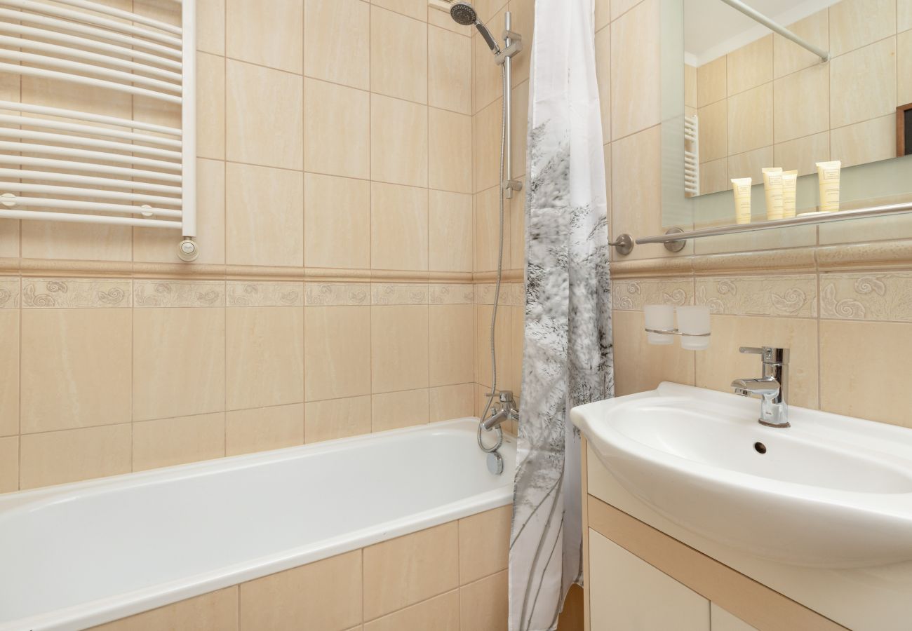 Apartament w Gdańsk - Apartament z Wanną w Gdańsku | 4 Osoby | Jedna Sypialnia | Taras